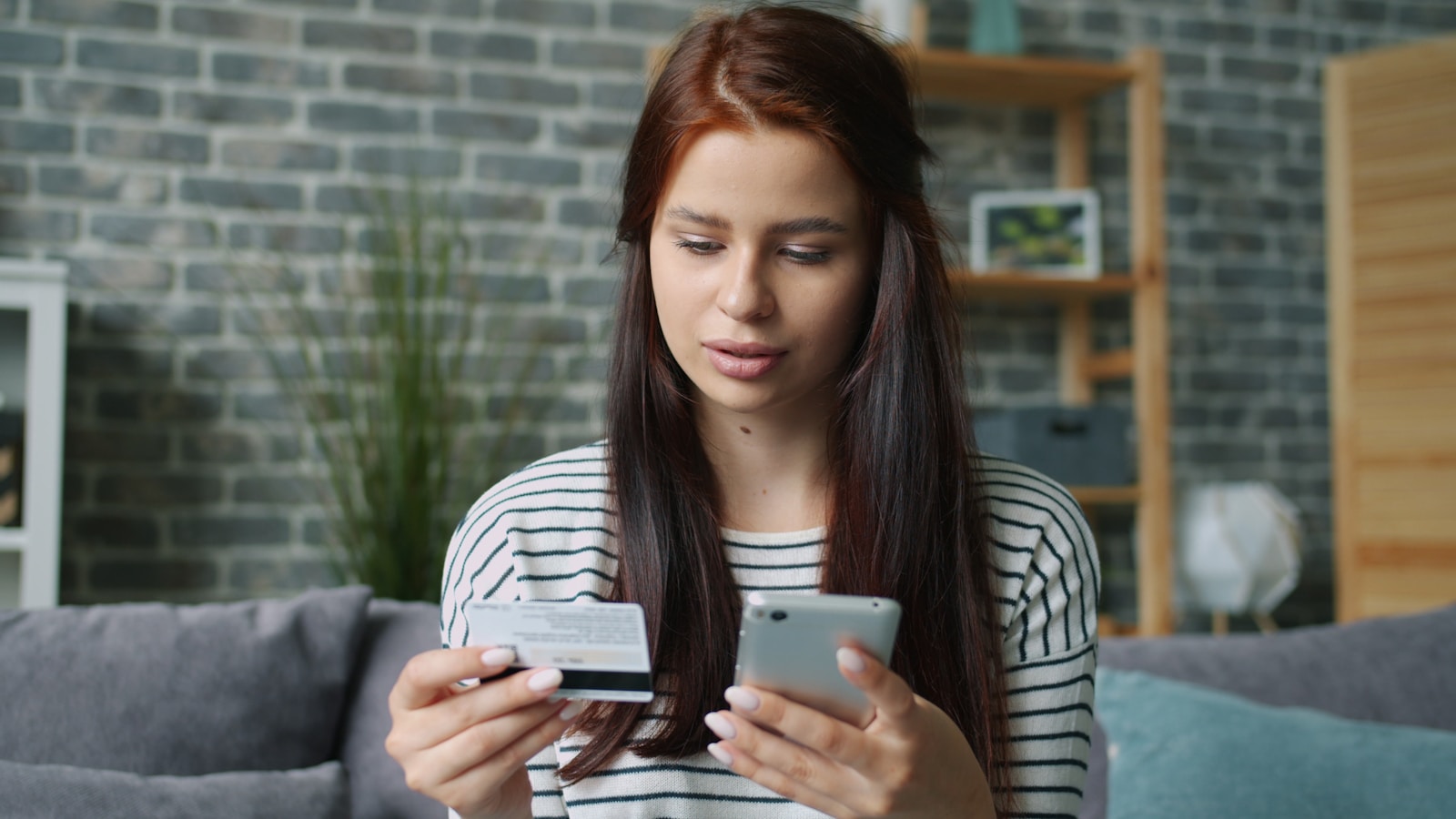 Telefonundan güvenli alışveriş yapan müşteri